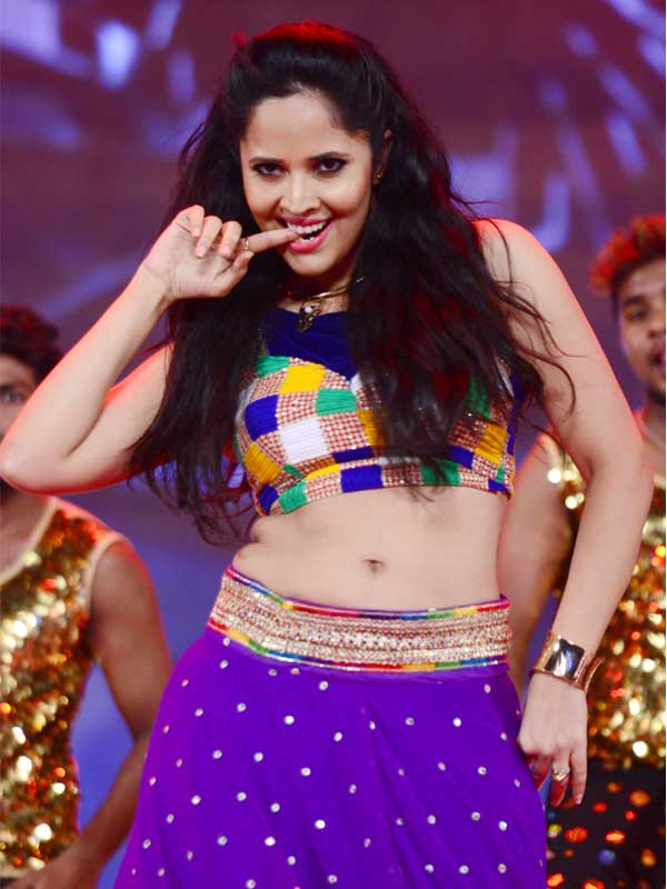 anchor anasuya,tv anchor anasuya,anasuya item song in vinner,sai dharam tej movie  మరో ఐటమ్ సాంగ్ కోసం అనసూయ..?